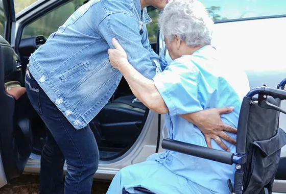 Aide pour faire monter une personne en fauteuil roulant dans un véhicule, invalidité temporaire