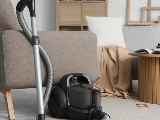Aspirateur dans un salon lors d'un grand nettoyage de printemps à domicile
