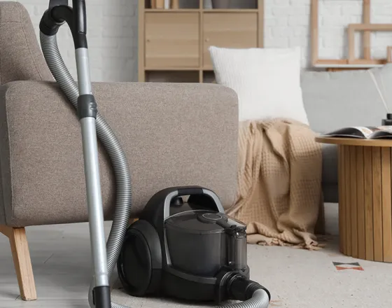 Aspirateur dans un salon lors d'un grand nettoyage de printemps à domicile