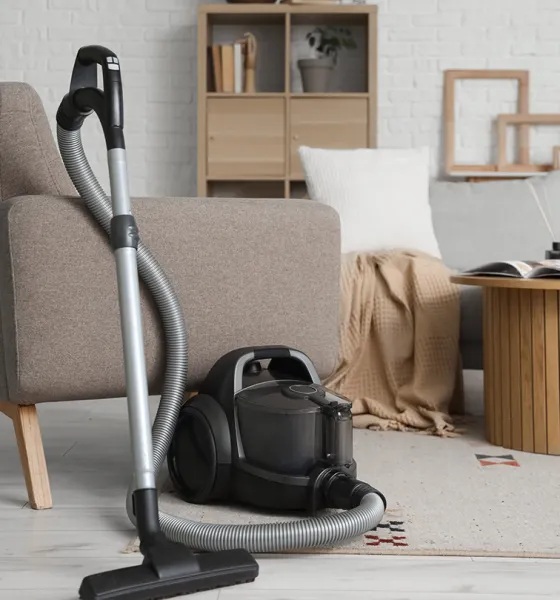 Nettoyage intensif après chantier, aspiration professionnelle dans un local rénové