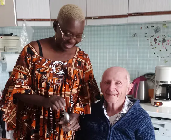 Inès Nzingoula, gérante d'ADS Aide à Domicile Services, préparant un repas avec une personne âgée